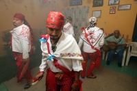 Lunes 24 de diciembre del 2012. Tuxtla Gutiérrez, Chiapas. La priostería Zoque visita las diferentes casas de sus miembros durante la velada de esta navidad bailando las danzas del Belén Zoque para terminar en el altar de la ermita del Cerrito.