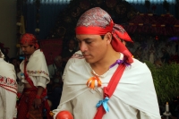 Lunes 24 de diciembre del 2012. Tuxtla Gutiérrez, Chiapas. La priostería Zoque visita las diferentes casas de sus miembros durante la velada de esta navidad bailando las danzas del Belén Zoque para terminar en el altar de la ermita del Cerrito.