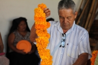 Martes 25 de octubre del 2016. Tuxtla Gutiérrez. Flor de cempasúchil o musajoyo. La ermita del Cerrito es adornada con flores de cempasúchil o musajoyo, ofrenda que es arreglada delicadamente por los maestros tradicionales de la comunida zoque
