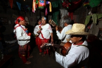 Sábado 22 de diciembre del 2012. Tuxtla Gutiérrez, Chiapas. La tradición de la Danza del Belén Zoque es realizada por esta comunidad tuxtleca durante esta noche en la colonia popular La Shanka en el Norte de la capital de Chiapas.