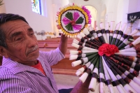 Domingo 24 de abril. Los indígenas zoques realizan los Joyonaquetes que son arreglos de flores de la región en forma de pequeños escudos con motivo étnicos para ofrecerlos a los santos y adornar los altares dentro de las fiestas de semana santa, donde mue