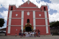 Miércoles 10 de agosto del 2016. San Juan Cancuc. Los danzantes de la comunidad Zoque bailan como invitados especiales durante las celebraciones patronales de San Lorenzo en esta comunidad de la etnia tsental.