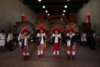 Miércoles 10 de agosto del 2016. San Juan Cancuc. Los danzantes de la comunidad Zoque bailan como invitados especiales durante las celebraciones patronales de San Lorenzo en esta comunidad de la etnia tsental.