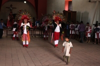 Miércoles 10 de agosto del 2016. San Juan Cancuc. Los danzantes de la comunidad Zoque bailan como invitados especiales durante las celebraciones patronales de San Lorenzo en esta comunidad de la etnia tsental.