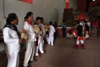Miércoles 10 de agosto del 2016. San Juan Cancuc. Los danzantes de la comunidad Zoque bailan como invitados especiales durante las celebraciones patronales de San Lorenzo en esta comunidad de la etnia tsental.