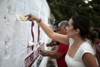20261002. Tuxtla. Tiktokeros borran las bardas con propaganda de políticos en la ciudad.