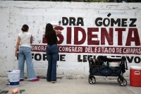 20261002. Tuxtla. Tiktokeros borran las bardas con propaganda de políticos en la ciudad.