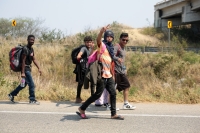 20240410. Tuxtla. Caravana de migrantes caminan bajo el sol del mediodía entre las ciudades de Berriozábal y Cintalapa.