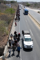 20240412. Tuxtla. La segunda caravana de migrantes camina sobre la Carretera Panamericana Sur 190 entre las ciudades de Tuxtla Gutiérrez y Ocozocoautla de Espinoza