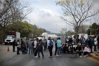2026039. Tuxtla. Maestros bloquean las entradas a la ciudad en el segundo día del paro magisterial.
