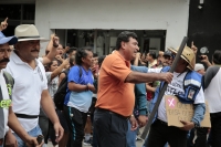 20240519. Tuxtla. Maestros dela CNTE en paro confrontan a la manifestación de simpatizantes de Xóchitl Gálvez durante la marcha de Marea Rosa