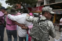 20240519. Tuxtla. Maestros dela CNTE en paro confrontan a la manifestación de simpatizantes de Xóchitl Gálvez durante la marcha de Marea Rosa