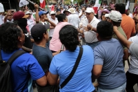 20240519. Tuxtla. Maestros dela CNTE en paro confrontan a la manifestación de simpatizantes de Xóchitl Gálvez durante la marcha de Marea Rosa