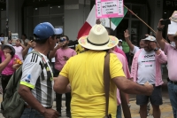 20240519. Tuxtla. Maestros dela CNTE en paro confrontan a la manifestación de simpatizantes de Xóchitl Gálvez durante la marcha de Marea Rosa