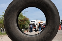 20260619. Tuxtla. Maestros se manifiestan en la entrada poniente de la ciudad.