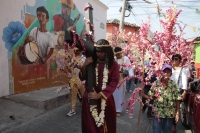 20250418. Chiapa de Corzo.  Las ofrendas de flores en Chiapa de Corzo durante las celebraciones de Semana Santa acompañan la representación del Redentor antes de la Crucifixión durante las celebraciones de este Viernes Santo.