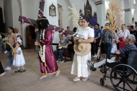 20250418. Chiapa de Corzo.  Las ofrendas de flores en Chiapa de Corzo durante las celebraciones de Semana Santa acompañan la representación del Redentor antes de la Crucifixión durante las celebraciones de este Viernes Santo.