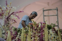 20250418. Chiapa de Corzo.  Las ofrendas de flores en Chiapa de Corzo durante las celebraciones de Semana Santa acompañan la representación del Redentor antes de la Crucifixión durante las celebraciones de este Viernes Santo.