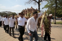 20250418. Chiapa de Corzo.  Las ofrendas de flores en Chiapa de Corzo durante las celebraciones de Semana Santa acompañan la representación del Redentor antes de la Crucifixión durante las celebraciones de este Viernes Santo.