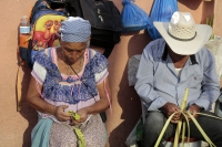 20260329. Tuxtla. Vendedoras de Aguacatenango venden Las Palmas en las iglesias de la ciudad.