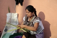 20260329. Tuxtla. Vendedoras de Aguacatenango venden Las Palmas en las iglesias de la ciudad.