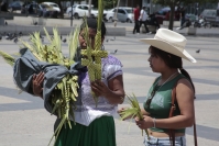 20260329. Tuxtla. Vendedoras de Aguacatenango venden Las Palmas en las iglesias de la ciudad.