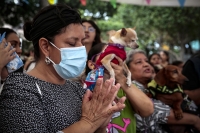 20250814. Tuxtla. Familias esperan la bendición de las mascotas durante las celebraciones patronales del Barrio de San Roque.