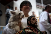 20250814. Tuxtla. Familias esperan la bendición de las mascotas durante las celebraciones patronales del Barrio de San Roque.