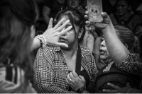 20250917. Tuxtla. Mujeres pelean por un espacio para poder ver el desfile de La Independencia de México.