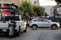 20250410. Tuxtla. Fuerte movilización policiaca en el lado poniente de la ciudad. Varios detenidos en casa-habitación en la 7ª poniente.