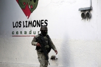 20250410. Tuxtla. Fuerte movilización policiaca en el lado poniente de la ciudad. Varios detenidos en casa-habitación en la 7ª poniente.
