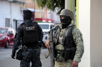 20250410. Tuxtla. Fuerte movilización policiaca en el lado poniente de la ciudad. Varios detenidos en casa-habitación en la 7ª poniente.