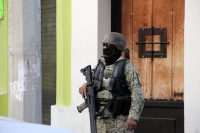 20250410. Tuxtla. Fuerte movilización policiaca en el lado poniente de la ciudad. Varios detenidos en casa-habitación en la 7ª poniente.