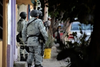 20250410. Tuxtla. Fuerte movilización policiaca en el lado poniente de la ciudad. Varios detenidos en casa-habitación en la 7ª poniente.