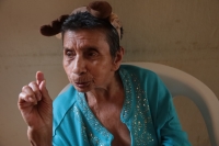 20260617. Tuxtla. Una anciana evita separarse de su diadema, objeto que la mantiene estable antes de salir de un albergue para personas que padecen de sus facultades mentales.