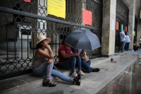 20240630. Tuxtla. Trabajadores del gobierno estatal esperan el inicio de la sesión donde se aprueba la iniciativa que reforma los derechos laborales de la burocracia en Chiapas