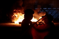 20251125. Tuxtla. #25N | Fuego en La Plaza Central de Tuxtla Gutiérrez al término de La Marcha En Contra  De La Violencia Hacia Las Mujeres.