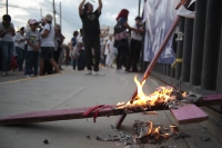 20241028. Tuxtla. La muerte de la pequeña vendedora de turuletes provoca manifestaciones en las instalaciones de la FG de Chiapas