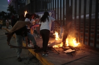 20241028. Tuxtla. La muerte de la pequeña vendedora de turuletes provoca manifestaciones en las instalaciones de la FG de Chiapas