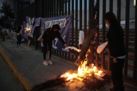 20241028. Tuxtla. La muerte de la pequeña vendedora de turuletes provoca manifestaciones en las instalaciones de la FG de Chiapas