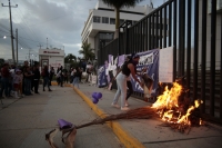 20241028. Tuxtla. La muerte de la pequeña vendedora de turuletes provoca manifestaciones en las instalaciones de la FG de Chiapas