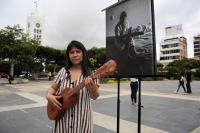 20240630. Tuxtla. La Expo de fotografías de Gabriela Sanabria donde refleja la vida cotidiana de las madres en Resistencia se presenta esta tarde en la plaza central de la ciudad.