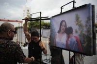 20240630. Tuxtla. La Expo de fotografías de Gabriela Sanabria donde refleja la vida cotidiana de las madres en Resistencia se presenta esta tarde en la plaza central de la ciudad.