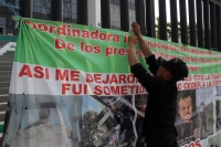 20260409. Tuxtla. Manifestaciones en la Fiscalía de Chiapas en el Libramiento Norte Oriente en Tuxtla Gutiérrez por organizaciones sociales que piden la liberación de Oscar Trinidad Carvajal detenido en Tapachula.