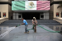 20240614. Tuxtla. Trabajadores del ayuntamiento trabajan en el lavado de la plancha de la Plaza Central de la capital de Chiapas.