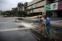 20240614. Tuxtla. Trabajadores del ayuntamiento trabajan en el lavado de la plancha de la Plaza Central de la capital de Chiapas.