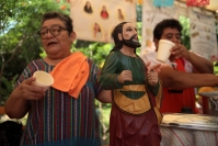 20260820. Tuxtla. Cada mañana las familias del Barrio de San Roque reparten pozol a quienes se acercan a esta singular feria y durante 16 días los visitantes disfrutan la bebida tradicional (hasta el día 24 de agosto)