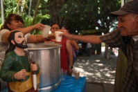 20260820. Tuxtla. Cada mañana las familias del Barrio de San Roque reparten pozol a quienes se acercan a esta singular feria y durante 16 días los visitantes disfrutan la bebida tradicional (hasta el día 24 de agosto)
