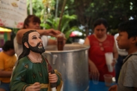 20260820. Tuxtla. Cada mañana las familias del Barrio de San Roque reparten pozol a quienes se acercan a esta singular feria y durante 16 días los visitantes disfrutan la bebida tradicional (hasta el día 24 de agosto)
