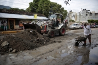 20240911. Tuxtla. Trabajadores de Protección Civil retiran el material de arrastre después de las lluvias de esta noche.